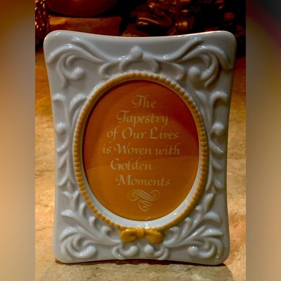 The Tapestry Collection by Avon 1981 Frame Porcelain 3.5 By 5 (holds 3x4 pic) - Picture 1 of 13